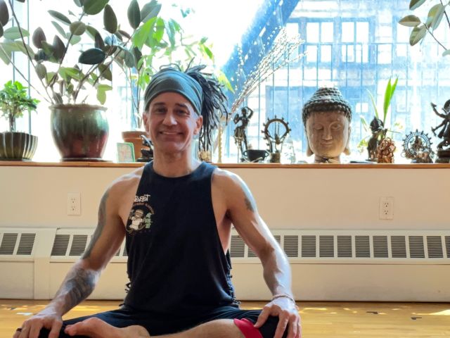 chris temple smiling sukhasana